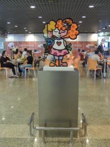 A Menina, no aeroporto de Fortaleza (CE).
